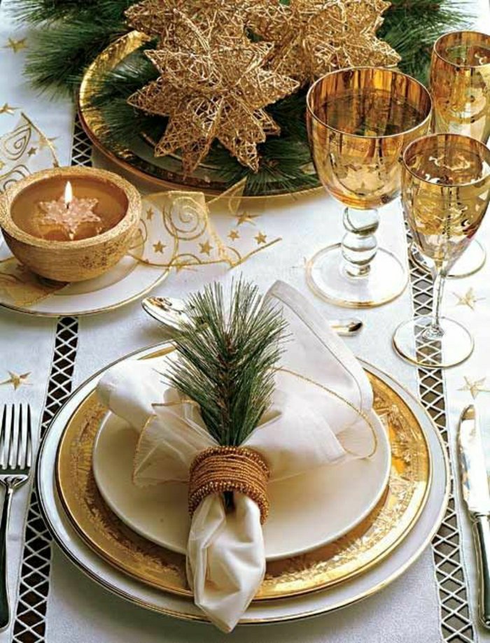 elegante-Tischdekoration-für-Weihnachten-mit-goldenen-Motiven