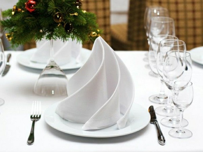 elegante-Tischdekoration-in-Weiß-Serviette-mit-ungewöhnlicher-Form