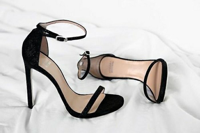 elegante-schwarze-Sandaletten-mit-Absatz-aktuell-in-2016
