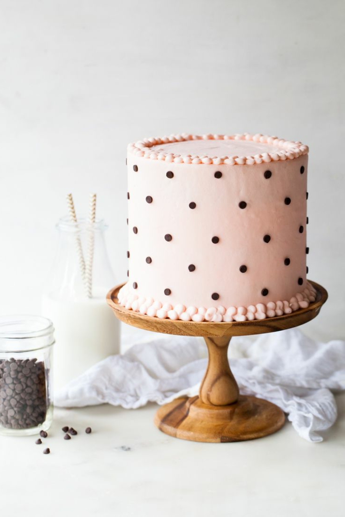 elegante torte zum geburtstag pink mit schokoladenstückchen geburtstagskuchen erwachsene geburtstagstorte selber backen