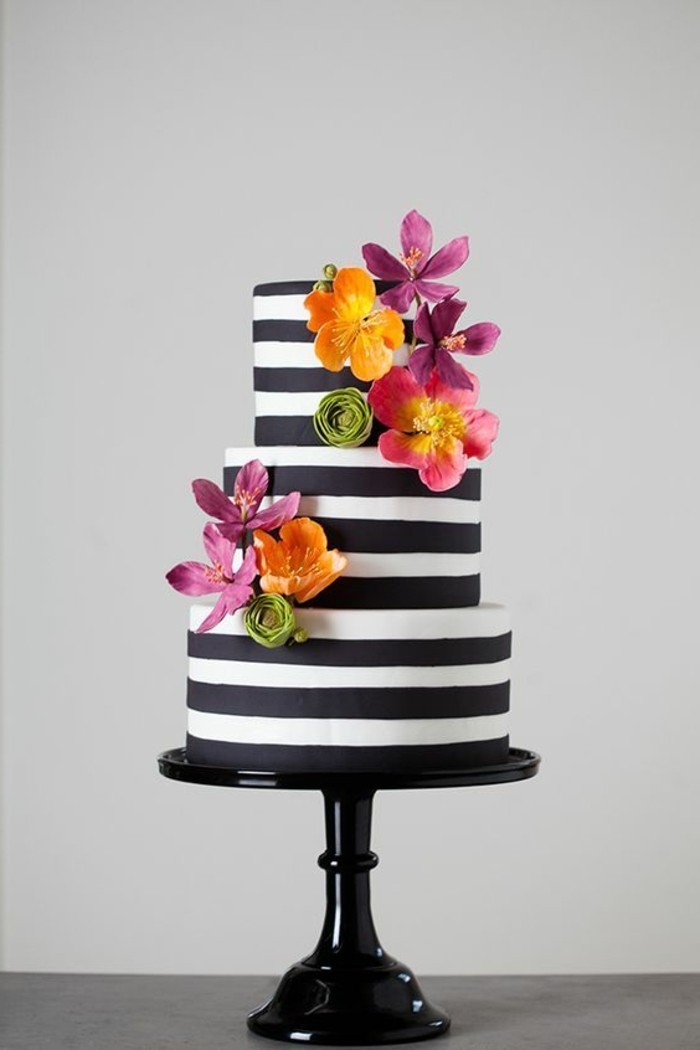 eleganter-schwarz-weißer-Geburtstagskuchen-dekoriert-mit-Blumen