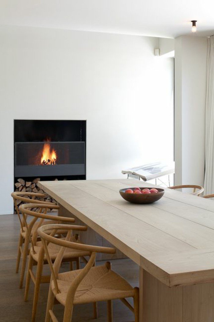 elegantes-Esszimmer-Interieur-minimalistische-Einrichtung-Kamin
