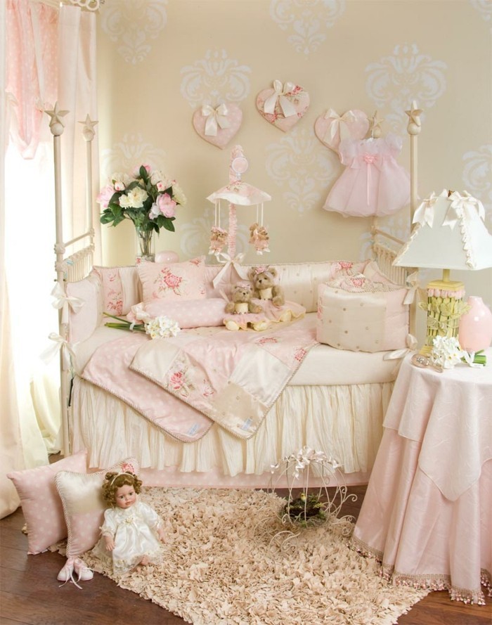 elegantes-babybett-weiß-im-wunderschönen-babyzimmer-für-mädchen