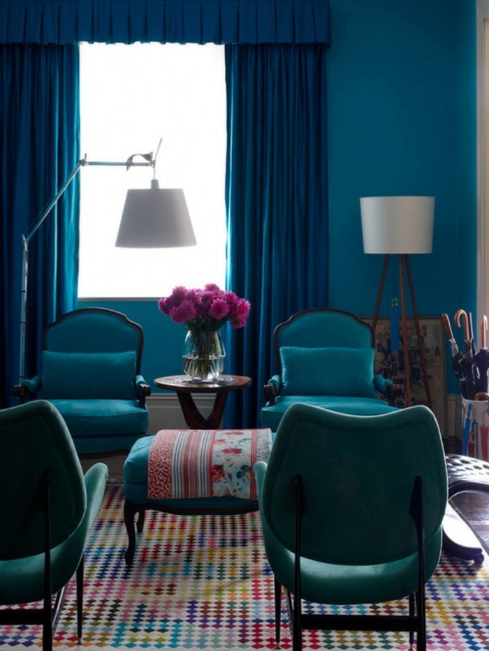 elegantes-wohnzimmer-farbe-petrol-schicke-gardinen