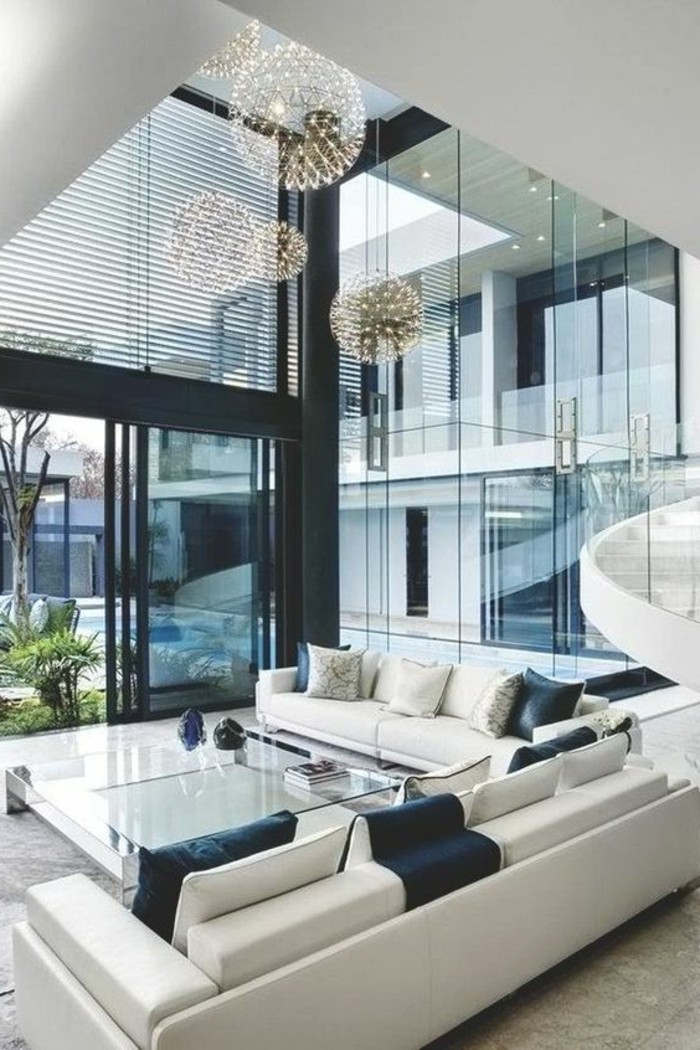 elegantes-wohnzimmer-in-weißer-farbe-mit-moderner-deckenverkleidung