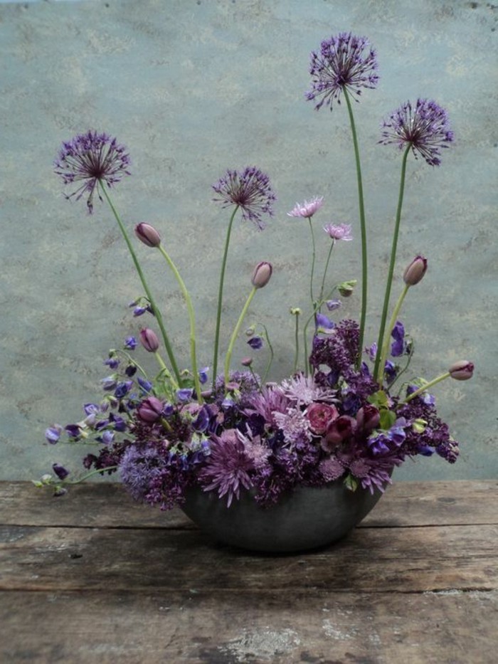 fantastische-Blumen-Komposition-Korb-mit-lila-Frühlingsblumen