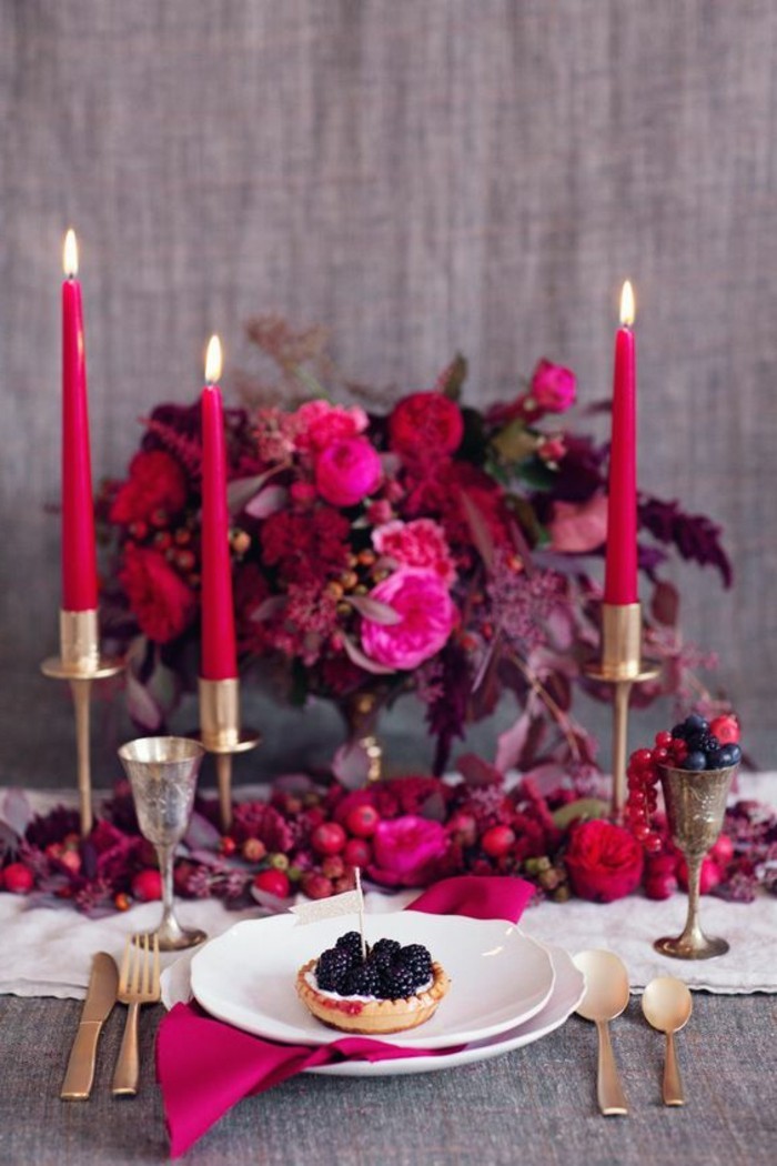 fantastische-Tischdeko-mit-Wildfrüchten-in-romantischen-rosa-rot-Nuancen