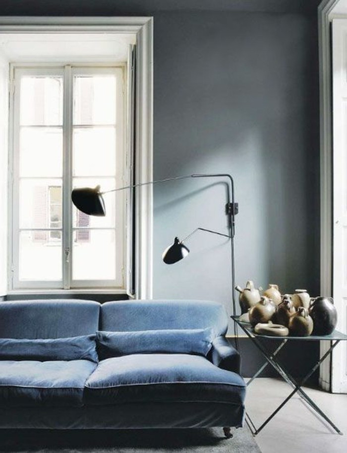 farbe-petrol-samt-sofa-großes-fenster-vintage-zimmerdesign