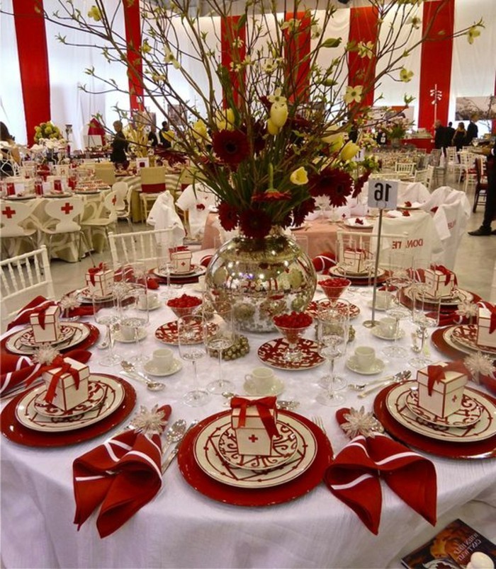 formales-Ereignis-mit-Tischdeko-in-Weiß-und-Rot