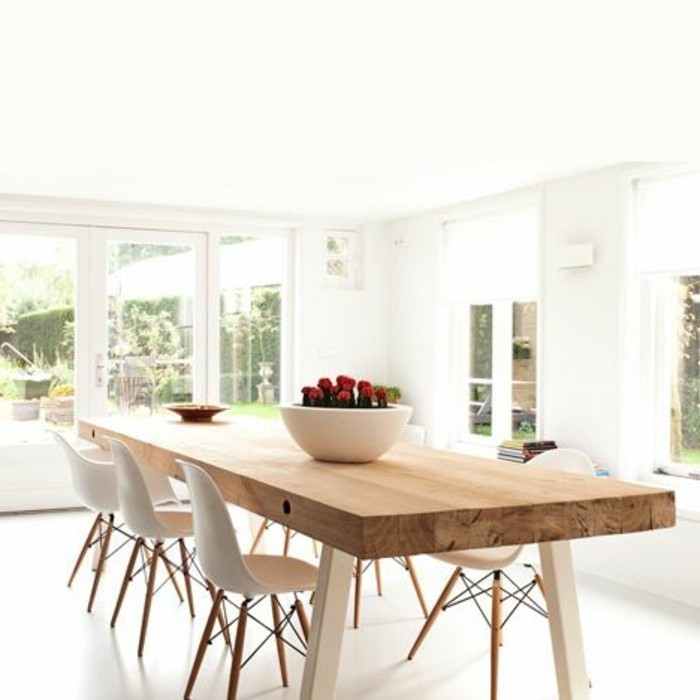 frisches-Esszimmer-Ambiente-Esstisch-Massivholz-weiße-Stühle