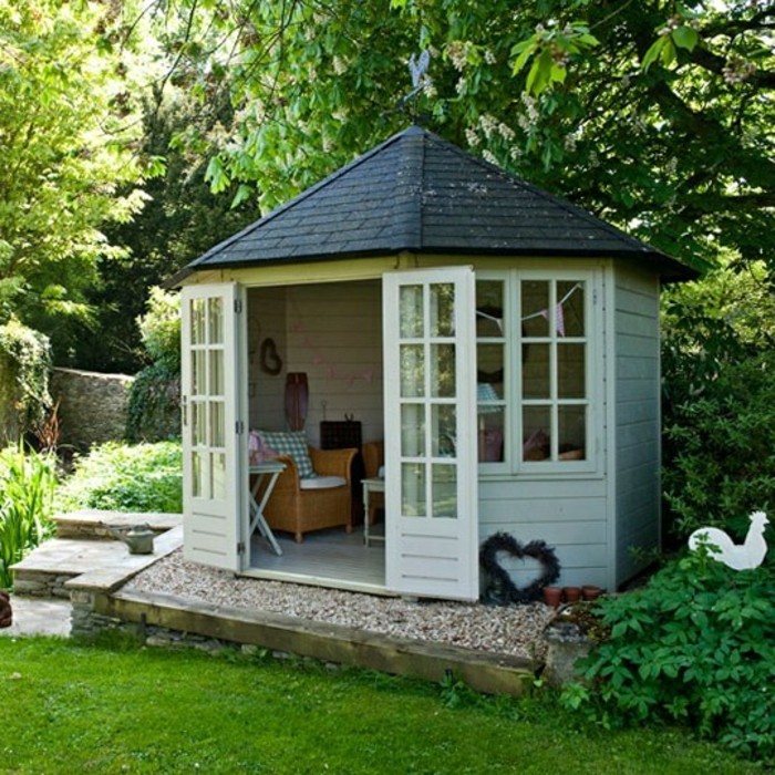gartenideen-für-kleine-gärten-wunderschönes-häuschen-mit-einem-schwarzen-dach