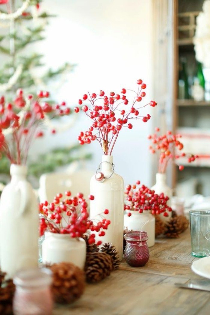 gemütliche-Tischdekoration-mit-Zapfen-und-roten-Blüten