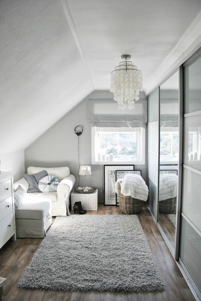 graues-modell-wohnzimmer-wunderschöner-teppich-und-weiße-deckengestaltung