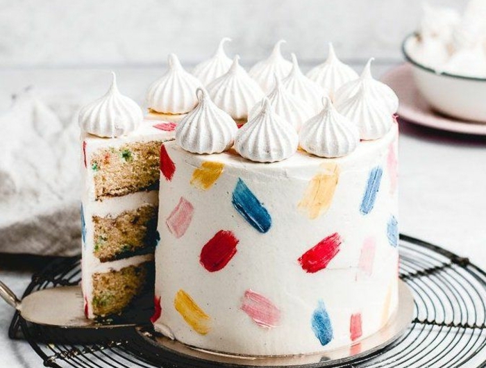 große torte vanille glasur und bunte dekoration einfache kuchenrezepte zum geburtstag idee geburtstagstorte selbe machen