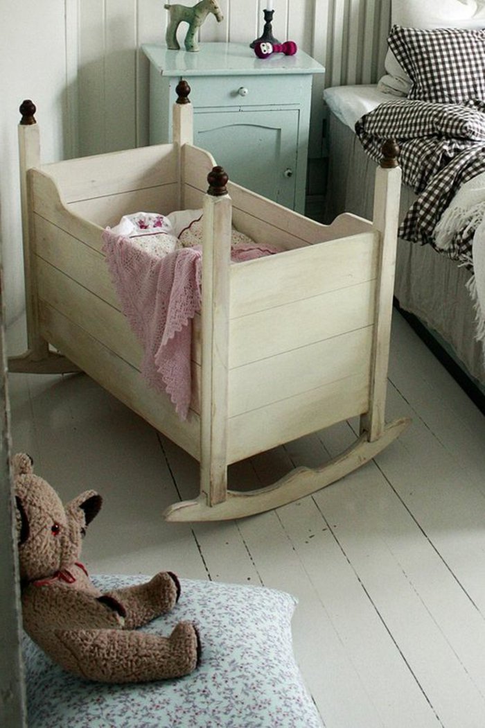 großes-Schaukel-Babybett-aus-Holz