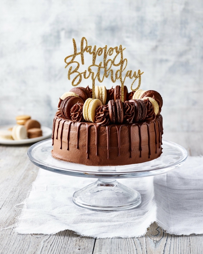 happy birthday kuchen dekoration schokoladentorte mit keksen einfacher geburtstagskuchen selber machen tortenständer glas