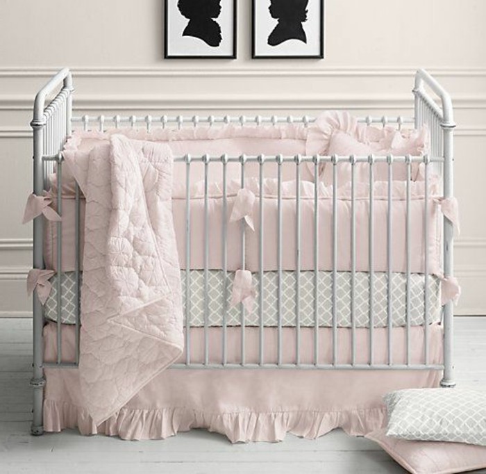 herrliches-design-baby-kinderbett-mädchen-weißes-babyzimmer
