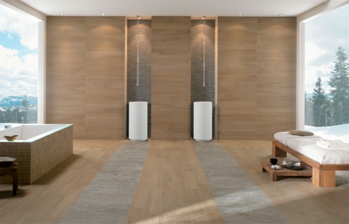 herrliches-modell-badezimmer-mit-fliesen-in-holzoptik-zwei-weiße-waschbecken