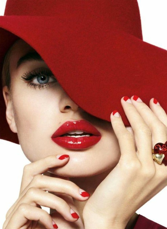 hübsche-Dame-mit-rotem-Lippenstift-und-rotem-Hut