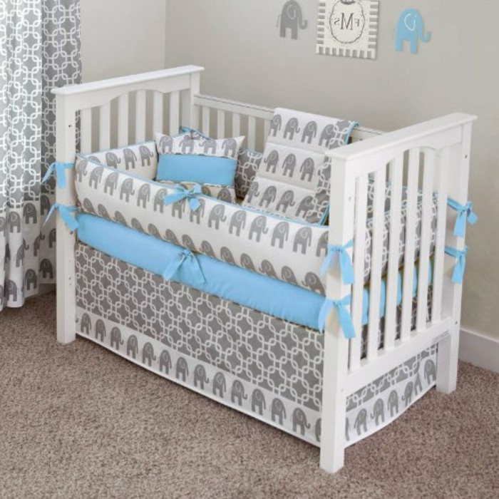 interessante-designs-von-babybetten-weißes-modell-bettwäsche-in-blau-und-grau