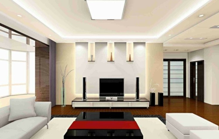 interessante-indirekte-beleuchtung-deckengestaltung-im-wohnzimmer-weißes-design