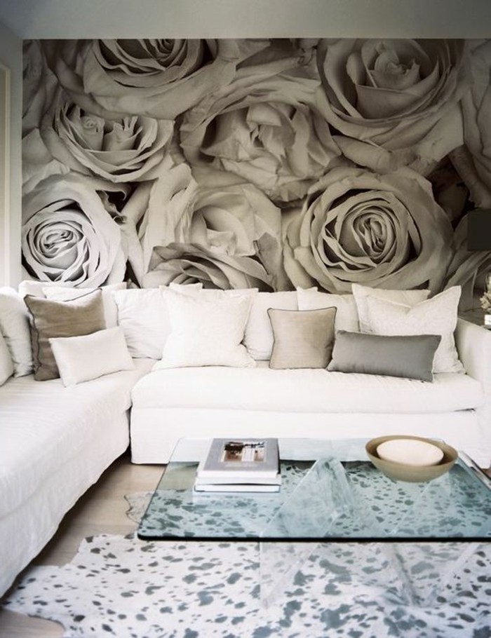 interessante-schöne-wandgestaltung-wohnzimmer-viele-graue-rosen-weißes-sofa
