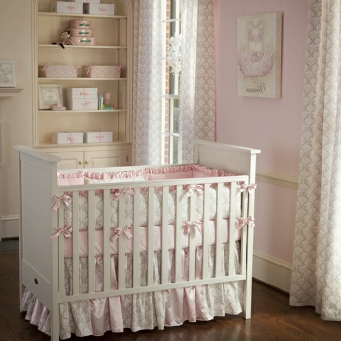 interessantes-design-babybett-weiß-gestaltet-schönes-babyzimmer-für-mädchen