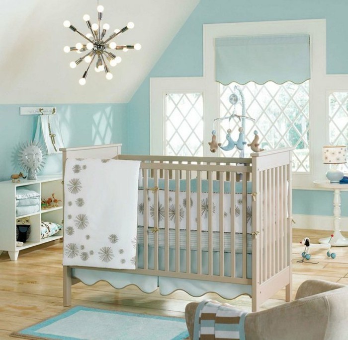 interessantes-modell-babyzimmer-mit-hellblauen-wänden-moderne-babybetten