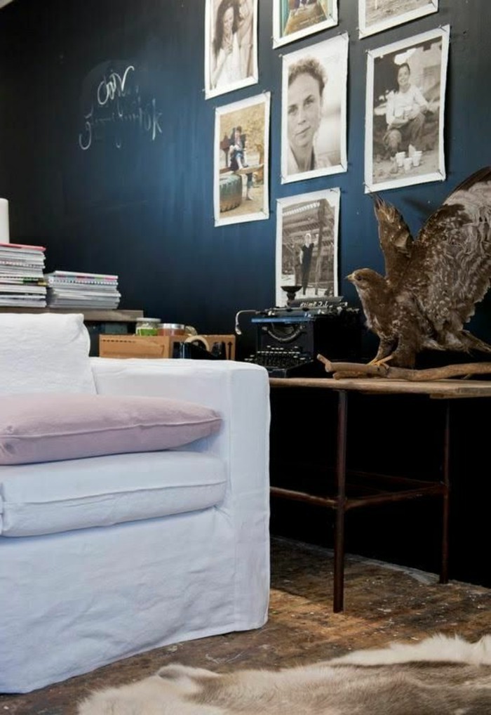 interessantes-modell-schlafzimmer-petrol-wandfarbe-weiße-möbel