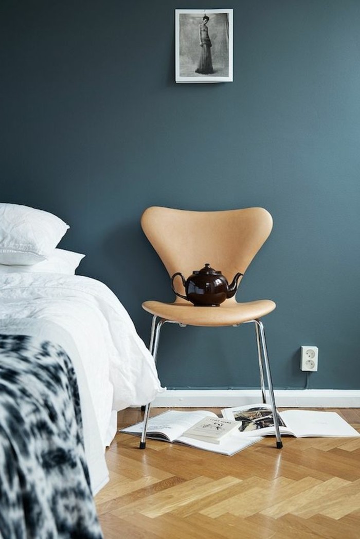 interessantes-schlafzimmer-mit-einem-tollen-bett-und-wandfarbe-blau-grau