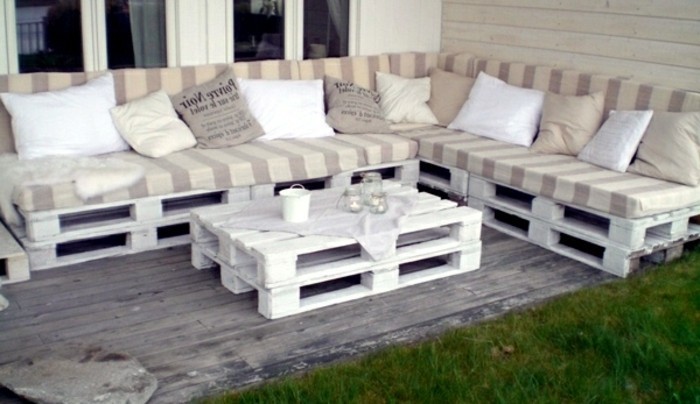 interessantes-weißes-modell-sofa-aus-europaletten-gartengestaltung