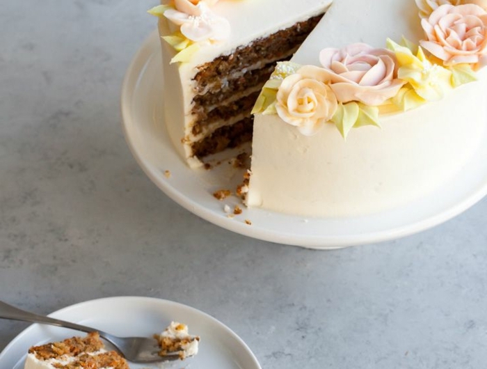 karrotenkuchen ideen geburtstagskuchen für anfänger vanille torte dekoriert mit rosen elegante torten backen zum geburtstag