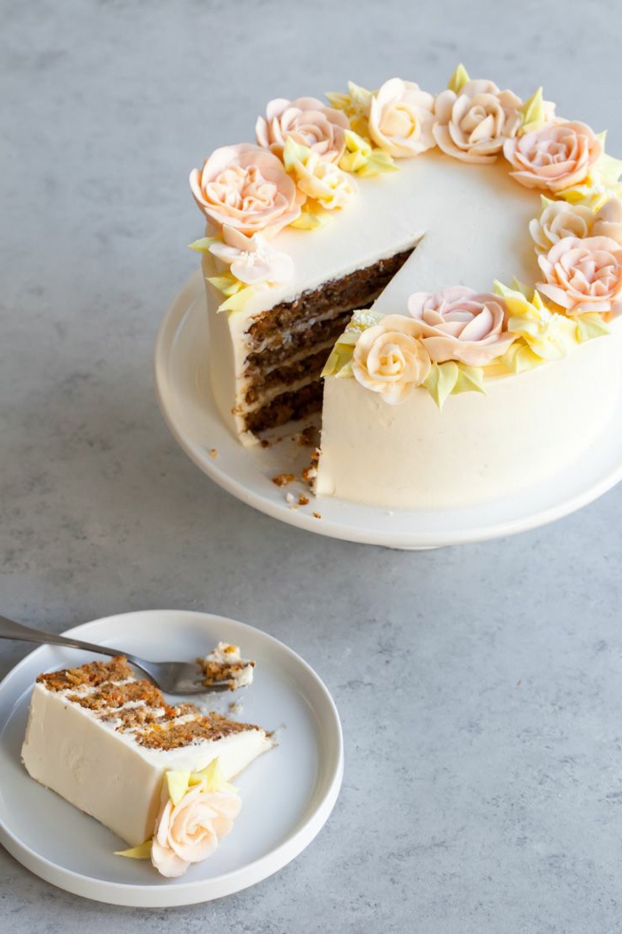 karrotenkuchen ideen geburtstagskuchen für anfänger vanille torte dekoriert mit rosen elegante torten backen zum geburtstag