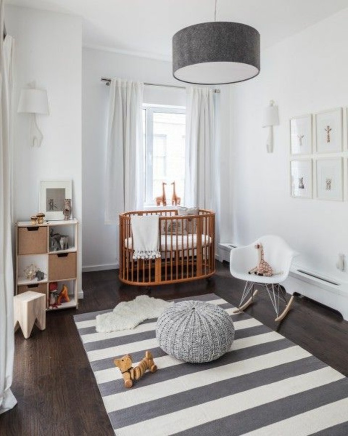 kleine-hölzerne-babybetten-teppich-in-weiß-und-grau-sehr-interessante-babyzimmer-einrichtung
