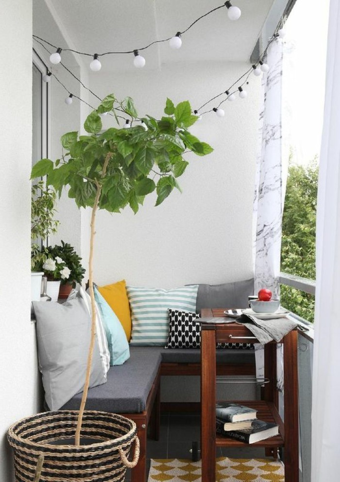 kleine-terrasse-gestalten-dekokissen-auf-dem-sofa-und-grüne-pflanze