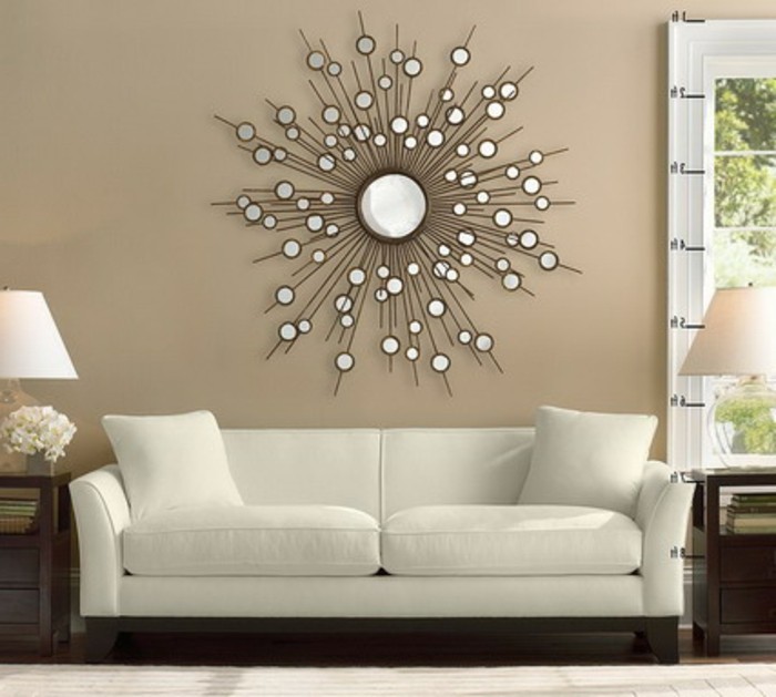 kreative-gestaltung-von-wohnzimmer-schönes-sofa-und-runder-spiegel-wie-sonne-aussehen