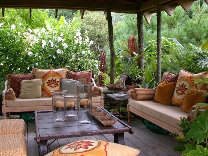 kreativen-vorgarten-anlegen-moderne-sofas-und-schöner-nesttisch