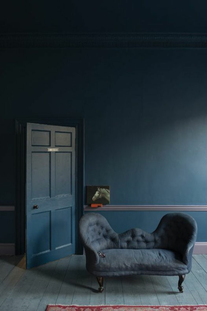 kreatives-design-vom-wohnzimmer-wandfarbe-petrol-große-farderobe-retro-sofa