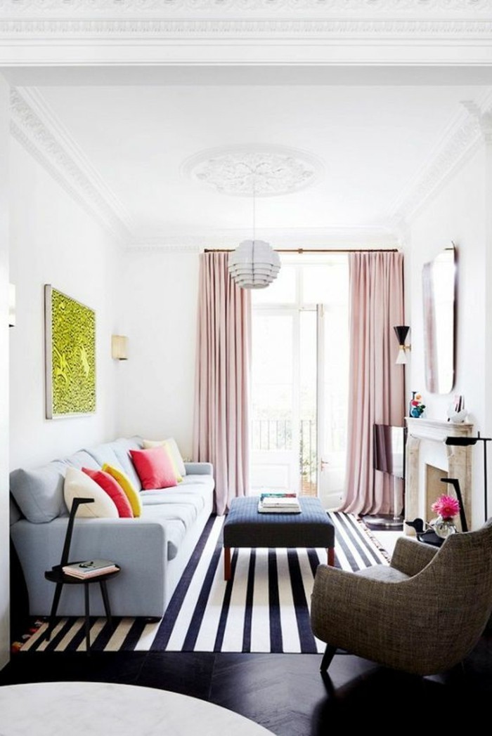 kreatives-modell-wohnzimmer-in-weißen-wänden-schönes-sofa