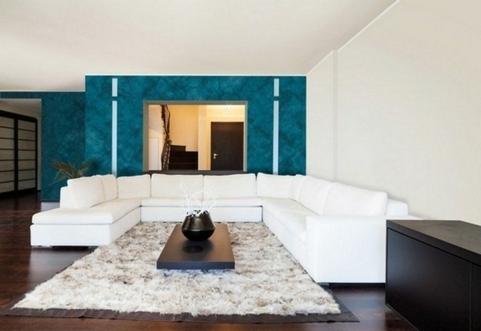kreatives-wohnzimmer-moderne-gestaltung-farbe-petrol-weißes-sofa