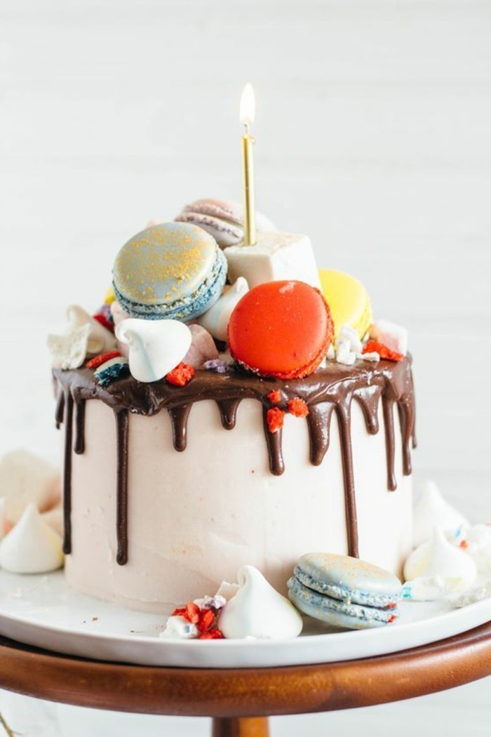 leckerer-Kuchen-für-Kindergeburtstag-dekoriert-mit-Macarons