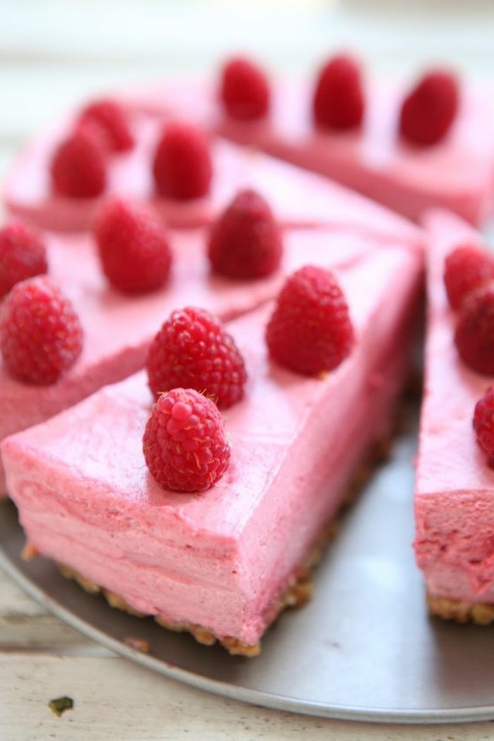 leckeres-Mascarpone-Himbeer-Dessert-in-rosa-Farbe