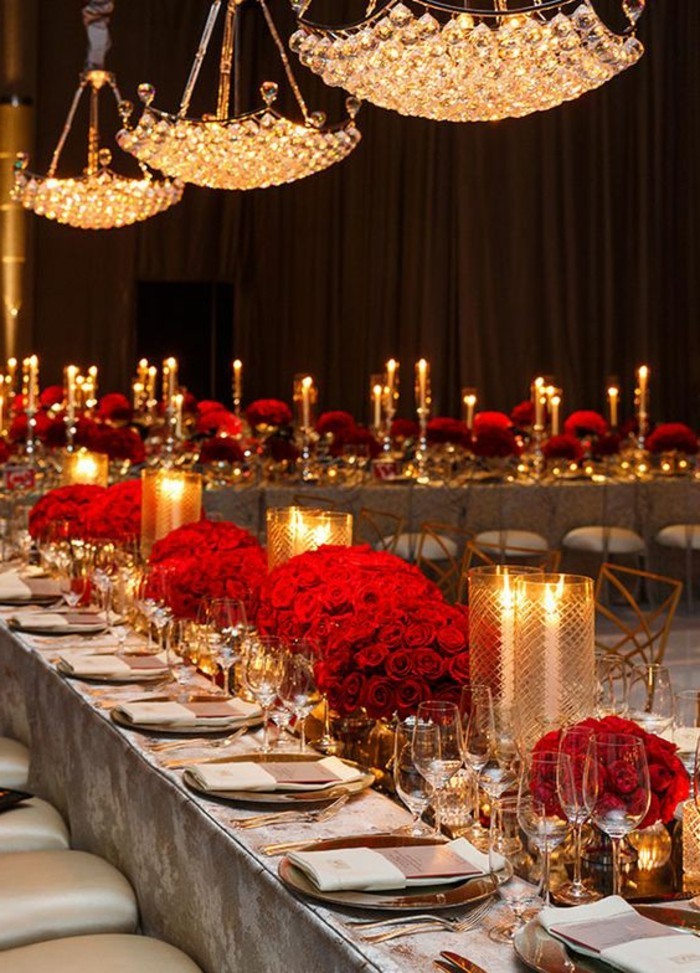 luxuriöse-Hochzeitstischdeko-mit-roten-Rosen-als-Akzent