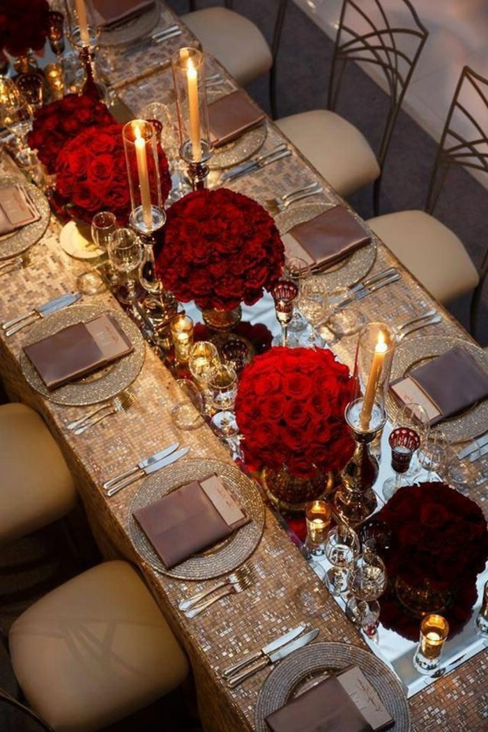 luxuriöse-Tischdeko-mit-glitzender-Tischdecke-und-roten-Rosen