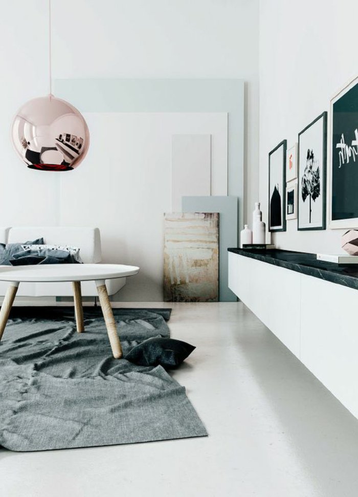 minimalistisch-eingerichtetes-Wohnzimmer-mit-kleinen-Maßstäben