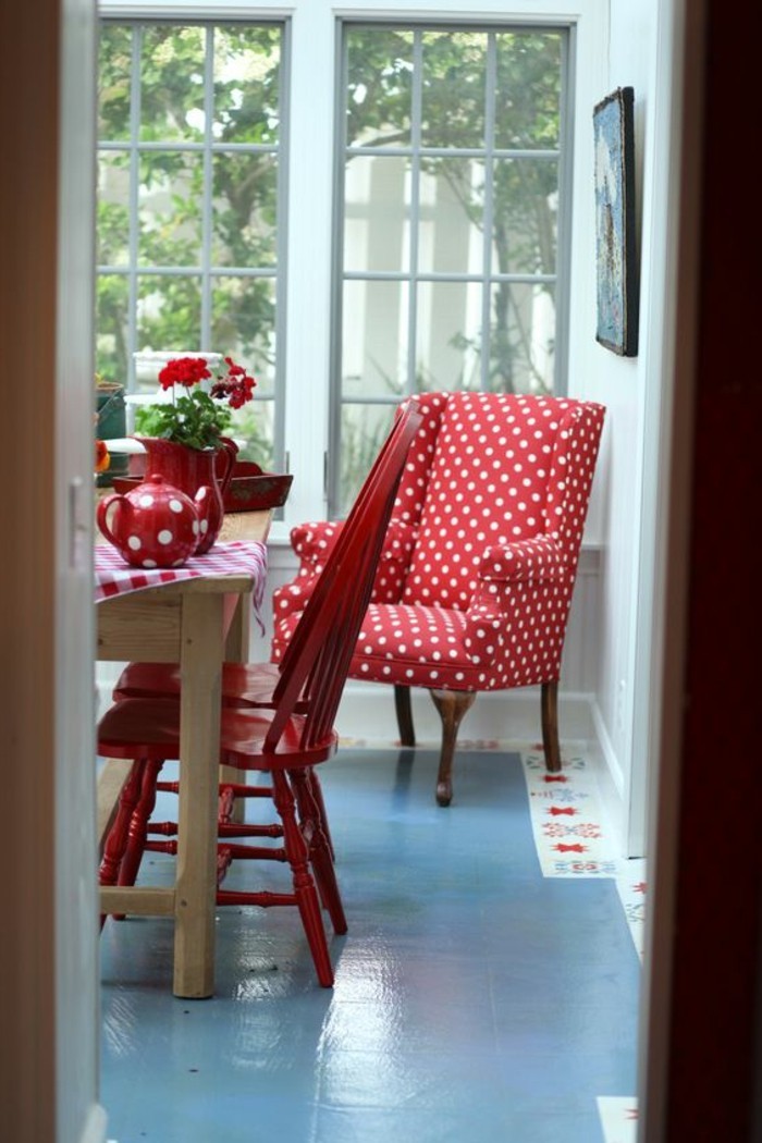 moderne-Küchen-Einrichtung-in-Rot-mit-Polka-Dots-Muster