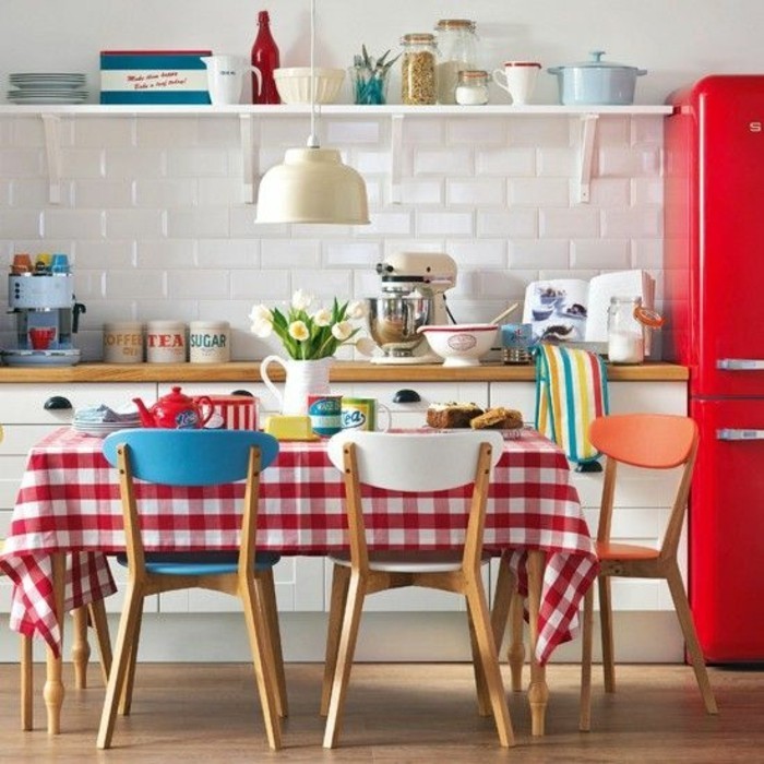 moderne-gemütliche-Küche-karierte-Tischdecke-Tischdekoration-Ideen-in-Rot