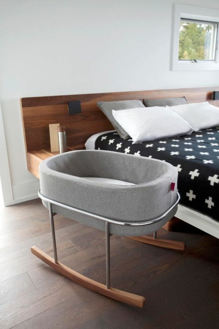 moderne-und-effektvolle-babybetten-graues-design-neben-dem-bett-der-eltern