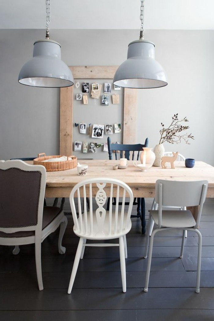 modernes-Esszimmer-Interieur-Stühle-mit-unterschiedlichem-Design-industrielle-Lampen