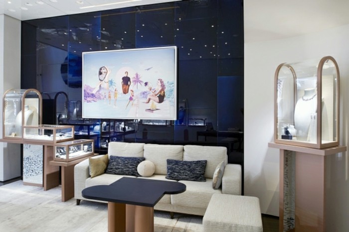 modernes-wohnzimmer-petrolblau-weißes-sofa-tolles-bild-an-der-wand